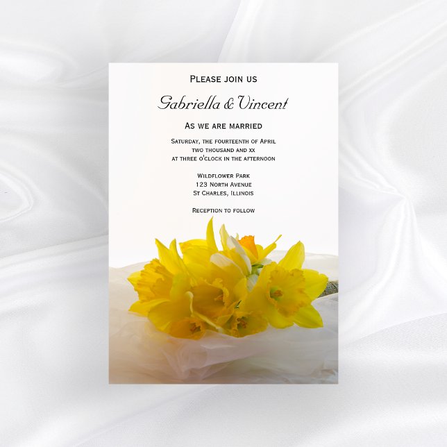 Gelbe Daffodien auf der Hochzeit des weißen Frühli Einladung (Set the tone for your springtime marriage with the Daffodils on White Spring Wedding Invitation.)