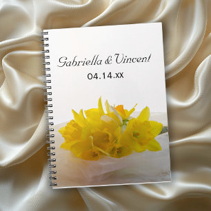 Gelbe Daffodien auf der Hochzeit des weißen Frühli Notizblock