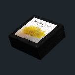 Gelbe Daffodien auf der Hochzeit des weißen Frühli Schmuckschachtel<br><div class="desc">Die hübschen Gelben Daffodien auf der Geschenkboxen der Weißen Frühlingshochzeit können mit den Namen der Braut und Bräutigam und ihrem März, April oder Mai Frühjahrsfeiertag personalisiert werden. Erstellen Sie ein personalisiertes Sake-Geschenk für die Neuvermählten oder ein Dankeschön für Ihre Hochzeitsbegleiter, Brautmädchen und Ihr Brautparty. Diese elegante Geschenkboxen mit Blumen und...</div>