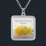 Gelbe Daffodien auf der Hochzeit des weißen Frühli Versilberte Kette<br><div class="desc">Die eleganten Gelben Daffodils auf der White Spring Wedding Pendant Necklace machen ein einzigartiges personalisiertes Sake Geschenk für die Braut oder ihre Brautmädchen. Diese hübsche botanische Hochzeitskette zeigt ein Blumenfoto eines Straußes aus gelben, dicken Blume mit weißem Brautschleier in einem silbernen, eckigen Anhänger. Ideal für Ihren klassischen März, im April...</div>