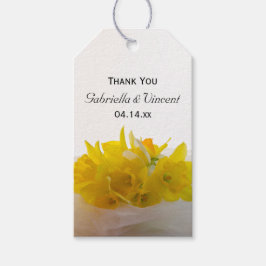 Gelbe Daffodien auf der Hochzeitstagung des weißen Geschenkanhänger