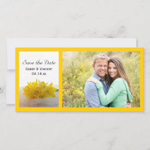 Gelbe Daffodien auf weißer Hochzeit speichern das  Save The Date