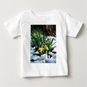 Gelbe Daffodien Blume im Schnee Baby T-shirt