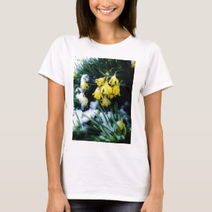 Gelbe Daffodien Blume im Schnee T-Shirt