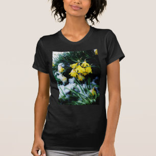 Gelbe Daffodien Blume im Schnee T-Shirt