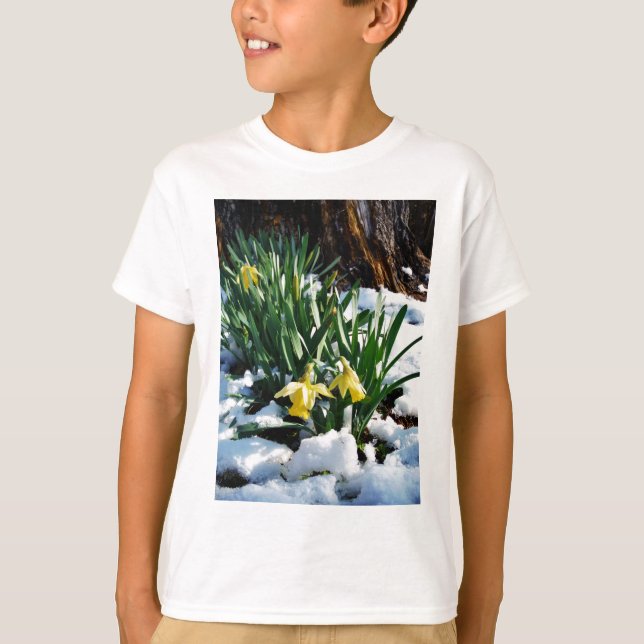 Gelbe Daffodien Blume im Schnee T-Shirt (Vorderseite)