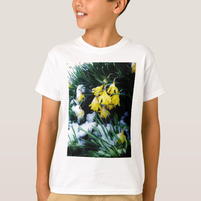 Gelbe Daffodien Blume im Schnee T-Shirt (Vorderseite)