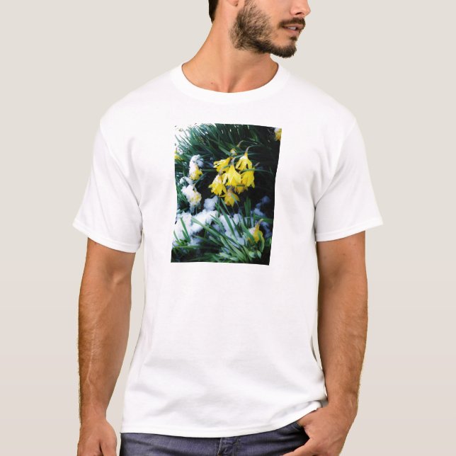 Gelbe Daffodien Blume im Schnee T-Shirt (Vorderseite)