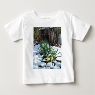 Gelbe Daffodien im Schnee Baby T-shirt