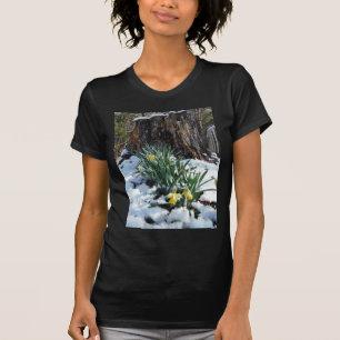 Gelbe Daffodien im Schnee T-Shirt