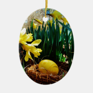 Gelbe Daffodien und ein Gelbes Osterei Keramikornament