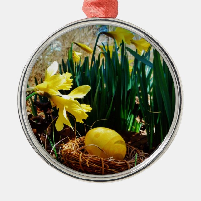 Gelbe Daffodien und ein Gelbes Osterei Ornament Aus Metall (Vorne)