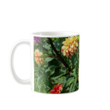 Gelbe Dahlien grace die Seiten dieser Tasse