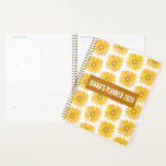 Gelbe Daisy-Muster-Blume blühen florales CUSTOM Planer<br><div class="desc">Hallo ! Ich hoffe,  Ihnen gefällt dieses originale Kunstwerk-Design. Fügen Sie Ihren eigenen Text hinzu,  ändern Sie die Farben oder Schriftart,  um ihn zu personalisieren. Karo in meinem Shop für weitere Designs. Wenn du etwas Angewohntes willst,  lass mir bitte Bescheid.</div>