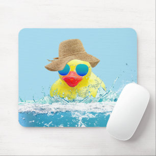 Gelbe Ente mit Sonnenbrille im Wasser Mousepad
