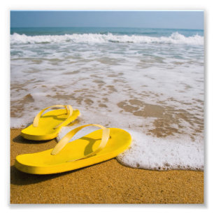 Gelbe Flip Flops am Strand Fotodruck