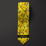 Gelbe floral Inspiriert Monogramm Krawatte<br><div class="desc">Mit unserer gelben,  floral Inspiriert Monogram Neck Tie verleihen Sie Ihrem Hochzeitsoutfit Dynamik. Das atemberaubende,  gelbe Blumendesign ist zugleich charmant und einzigartig. Entdecken Sie unsere passenden Socken,  um Ihr Aussehen zu ergänzen.</div>