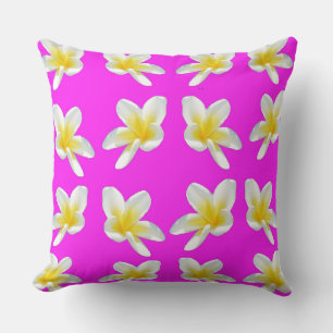 Gelbe Frangipani-Blume auf rosafarbenem Hintergrun Kissen