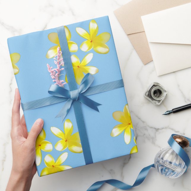 Gelbe Frangipanis auf Misty Blue, Packpapier (Schenken)