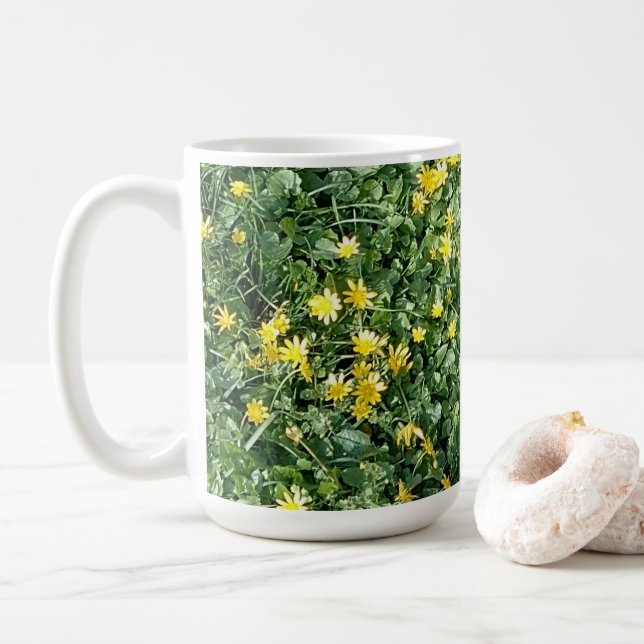 Gelbe Frühlingsblumen auf einer Wiese Kaffeetasse (Mit Donut)