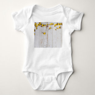 Gelbe Frühlingsblumen, weiße Putz. Baby Strampler