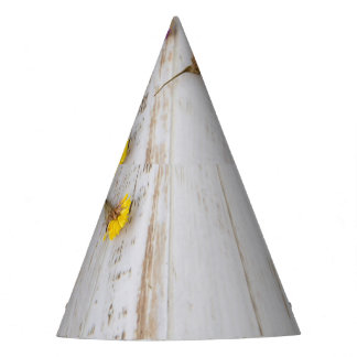 Gelbe Frühlingsblumen, weiße Putz. Partyhütchen