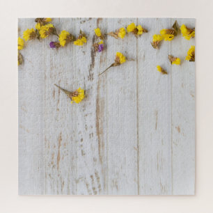 Gelbe Frühlingsblumen, weiße Putz. Puzzle