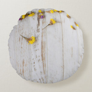 Gelbe Frühlingsblumen, weiße Putz. Rundes Kissen