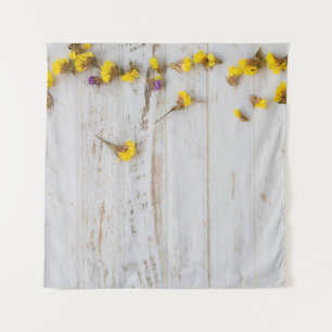 Gelbe Frühlingsblumen, weiße Putz. Wandteppich