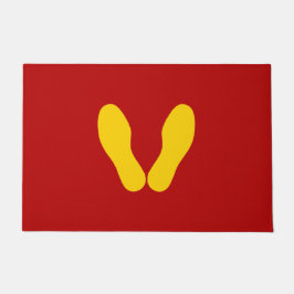 GELBE FUSSDRUCKEN AUF ROT FUßMATTE