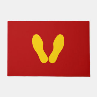 GELBE FUSSDRUCKEN AUF ROT FUßMATTE