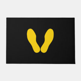 GELBE FUSSDRUCKEN AUF SCHWARZ FUßMATTE