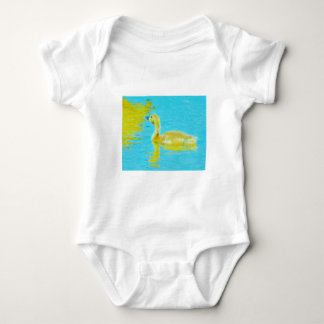 Gelbe Gänse mit hellblauem Wasser Baby Strampler