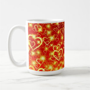 Gelbe glänzende goldene Herzen auf rotem Hintergru Kaffeetasse
