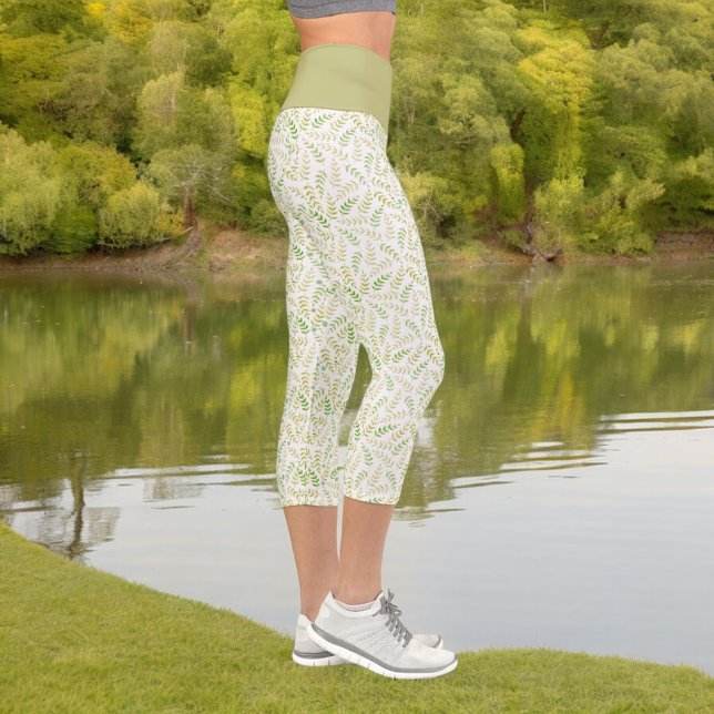 Gelbe Grüne Natur Fern Leaf Muster auf Weiß Capri Leggings (leggings side view)