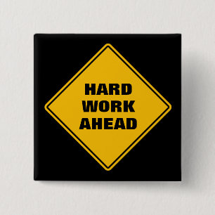 Gelbe harte Arbeit vor dem klassischen Straßenschi Button