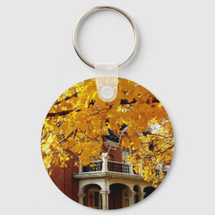 Gelbe Herbstblätter und alte Ziegelsteine Schlüsselanhänger