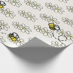 Gelbe Honigbiene und weißes Daisy Muster Creme Geschenkpapier<br><div class="desc">Dieses niedliche Verpackungspapier hat einen cremefarbenen/weißen Hintergrund mit Honig-/Hummelmustern und Weißtöpfen. Ändern Sie die Hintergrundfarbe und personalisieren Sie Ihre Bedürfnisse. Mehr passende Produkte finden Sie in meinem Geschäft.</div>