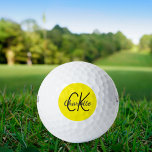 Gelbe Initialnamen Monogramm Golfball<br><div class="desc">Gelber Hintergrund,  schwarzer und grauer Text. Personalisieren Sie Ihre Monogramm-Initialen und Ihren Namen und fügen Sie sie hinzu. Für ihn und sie. Der Name ist mit einem modernen handgeschriebenen Stilskript geschrieben.</div>