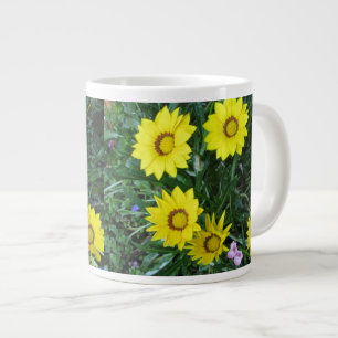 Gelbe Jumbo-Tasse mit Gänseblümchen