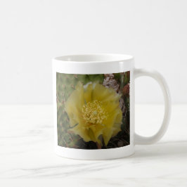 Gelbe Kakteen im Blut Tasse