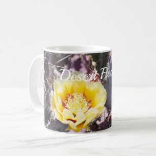 Gelbe Kaktus-Blume im Federmauskissen Kaffeetasse