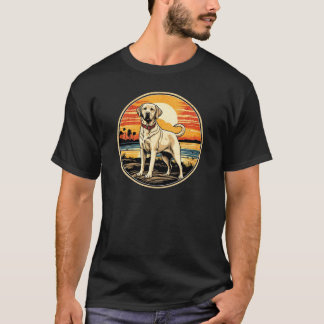 Gelbe Labrador gegen einen Vintagen Sonnenuntergan T-Shirt