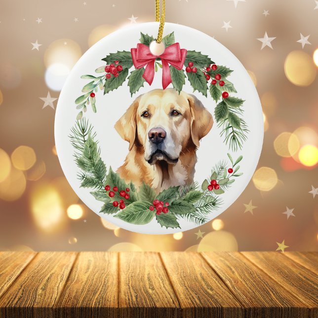 Gelbe Labrador Retriever Red Bow Holly Wreath Keramik Ornament (Von Creator hochgeladen)