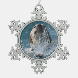 Gelbe Labrador zum Schwimmen Schneeflocken Zinn-Ornament