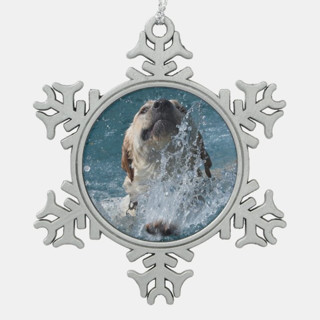 Gelbe Labrador zum Schwimmen Schneeflocken Zinn-Ornament (Vorderseite)