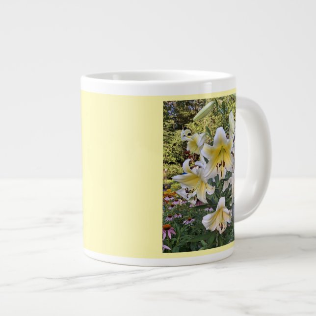 Gelbe Lilly Glas Jumbo-Tasse (Vorderseite Rechts)