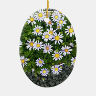 Gelbe Margarita-Blume mit grauen Kies Keramikornament