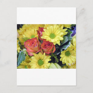Gelbe Margeriten und rote Rosen Postkarte