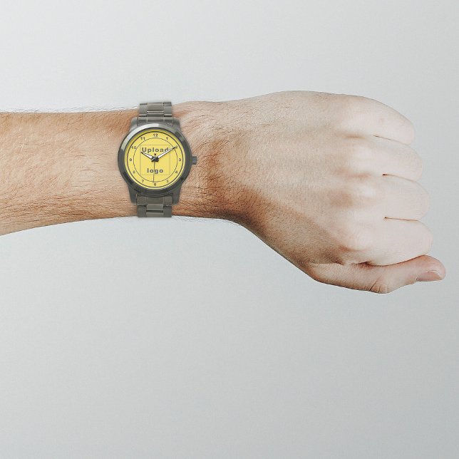 Gelbe Markenbezeichnung für Männer Armbanduhr (Your business logo with yellow background on men's watch.)
